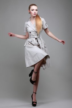 gri arka planda, glamour moda tarzında güzel bir kız bir fotoğraf olduğunu