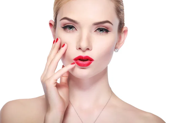 Gros plan portrait de sexy whitehead jeune femme avec de belles lèvres rouges sur fond blanc — Photo