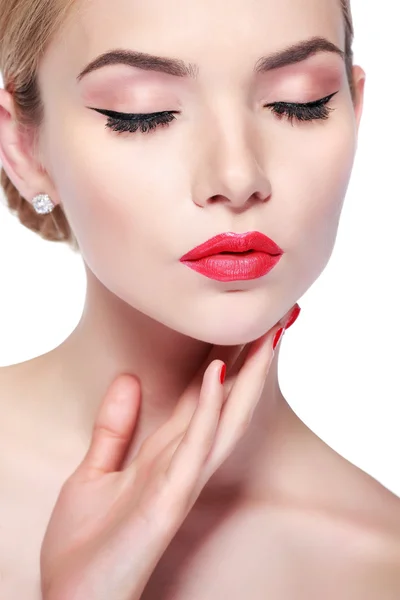Nahaufnahme Porträt von sexy weißköpfige junge Frau mit schönen roten Lippen auf weißem Hintergrund — Stockfoto