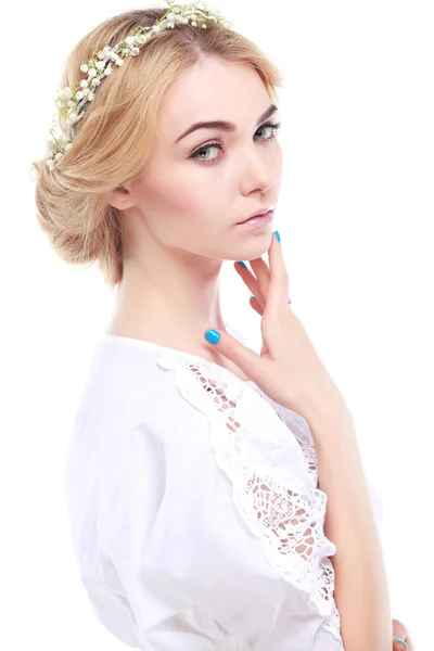 Piękna blondynka seksualne w białych strojach z koszem kwiatów na białym tle na białym tle — Zdjęcie stockowe