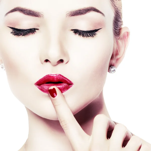 Primer plano retrato de sexy mujer joven de cabeza blanca con hermosos labios rojos sobre fondo blanco —  Fotos de Stock