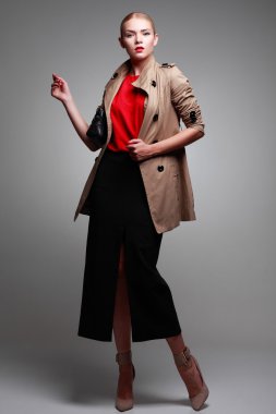 gri arka planda, glamour moda tarzında güzel bir kız bir fotoğraf olduğunu