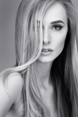 güzel bir kız bir ışık - izole gri arka plan, duygular, kozmetik,