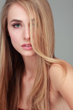 güzel bir kız bir ışık - izole gri arka plan, duygular, kozmetik,