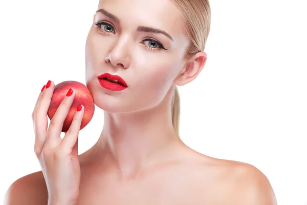 Retrato de una joven cabeza blanca con fruta aislada sobre un fondo blanco — Foto de Stock