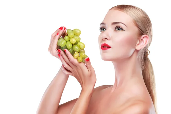 Retrato de una joven cabeza blanca con fruta aislada sobre un fondo blanco — Foto de Stock