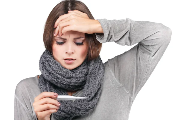 Vrouw die haar temperatuur wile gevoel ziek en met koorts, geïsoleerd op een witte achtergrond — Stockfoto