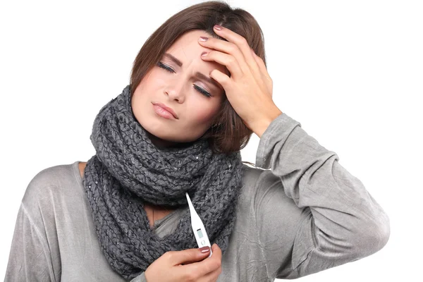 Vrouw die haar temperatuur wile gevoel ziek en met koorts, geïsoleerd op een witte achtergrond — Stockfoto