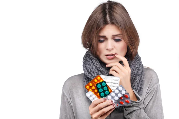 Vrouw die haar temperatuur wile gevoel ziek en met koorts, geïsoleerd op een witte achtergrond — Stockfoto