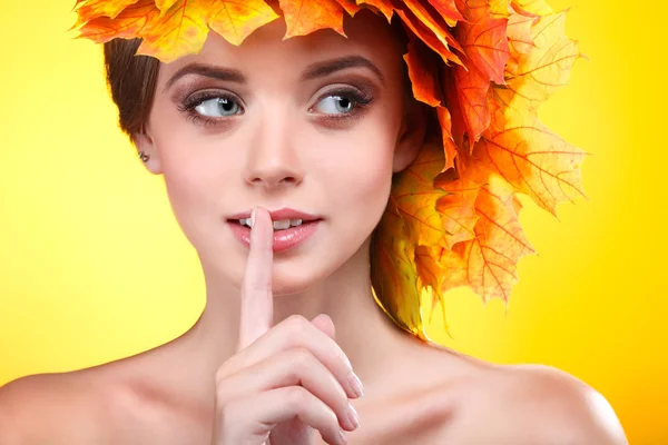 Gros plan portrait de belle jeune fille dans un chapelet de — Photo