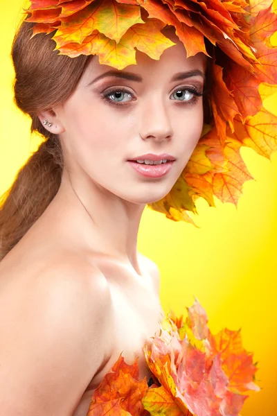 Gros plan portrait de belle jeune fille dans un chapelet de — Photo