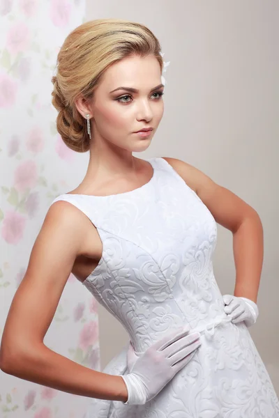 A photo of sexual beautiful girl in a wedding-dress is in fashion style. Wedding decorations — Stock Photo, Image