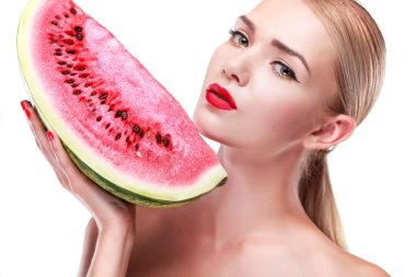 Beyaz bir arka plan üzerinde izole meyve ile genç AK başlı kız portresi