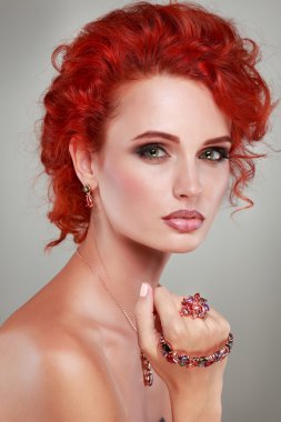 Kızıl saçlı. Kız moda portre. Aksesuar. Gri arka plan