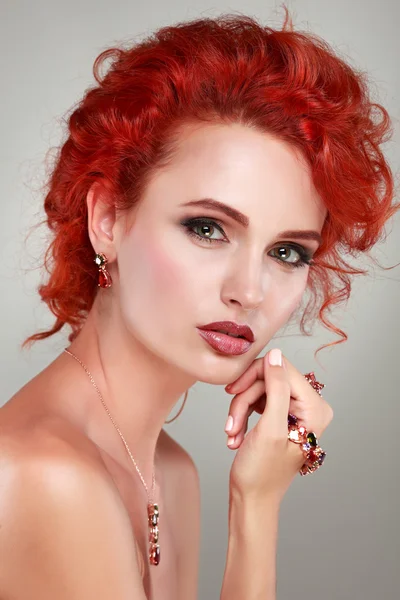 Rood haar. Mode meisje portret. Accessorys. Grijze achtergrond — Stockfoto