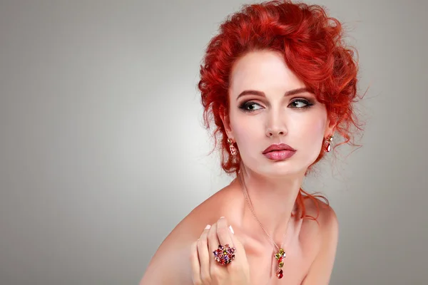 Cabelo vermelho. Retrato da menina da moda.Acessórios. português Fundo cinzento — Fotografia de Stock