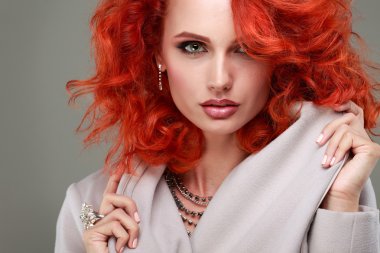 gri paltolu Kızıl saçlı kadın