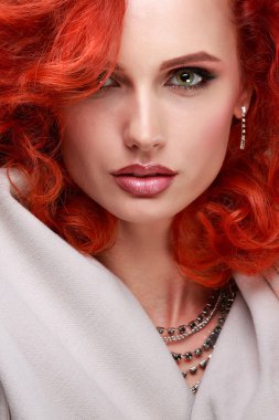 gri paltolu Kızıl saçlı kadın