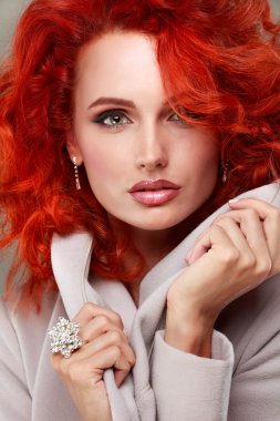 gri paltolu Kızıl saçlı kadın