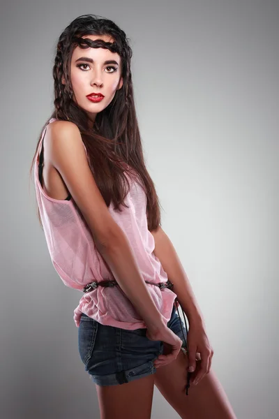 Brunetta donna in camicia rosa — Foto Stock