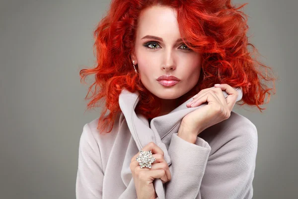 Redhead vrouw in grijze overjas — Stockfoto