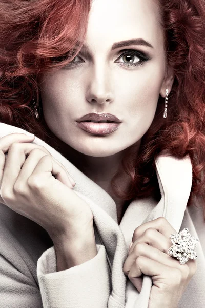 Vörös hajú nőt szürke felöltő — Stock Fotó