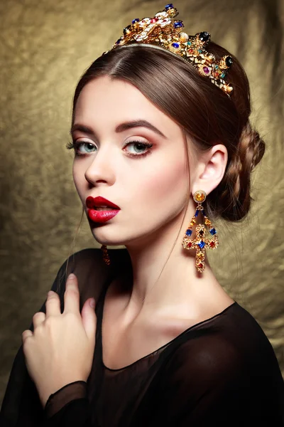 woman with crown and golden earrings