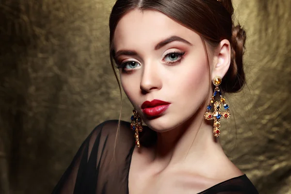 Woman with golden earrings — Stock Photo, Image