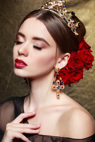 Woman with crown and red roses in hairstyle — Stock Photo, Image