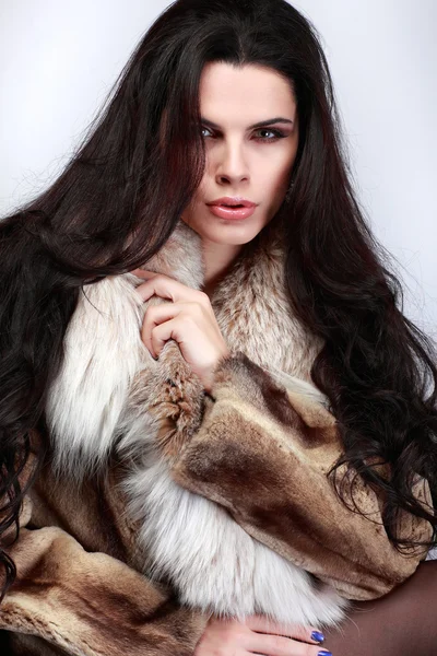 Bella donna in pelliccia — Foto Stock