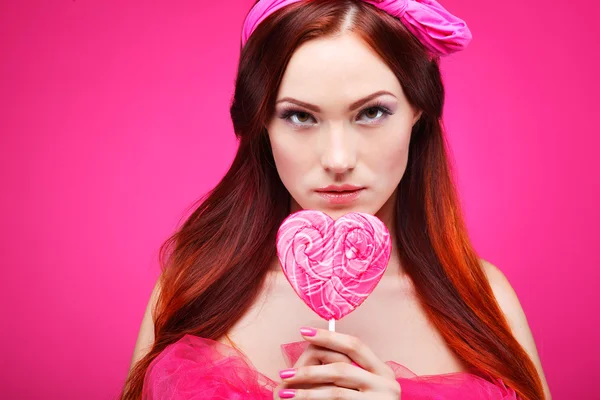 红头发的女孩，用大糖果 — 图库照片