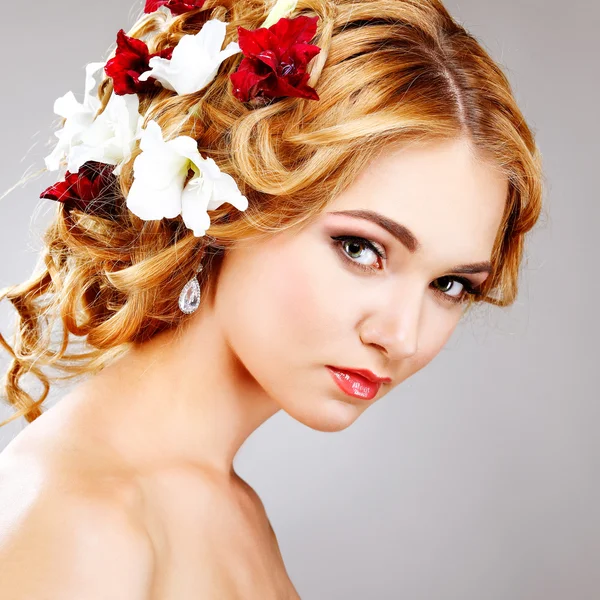 Vacker tjej med varicoloured blommor — Stockfoto