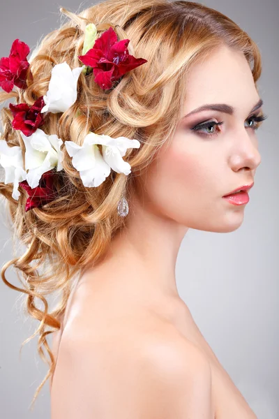 Mooi meisje met gekleurde bloemen — Stockfoto