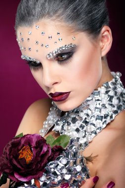 strasses yüzünde güzel kızla