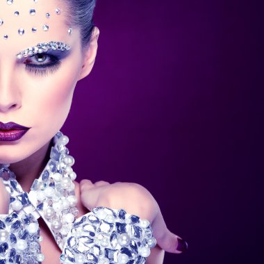 strasses yüzünde güzel kızla