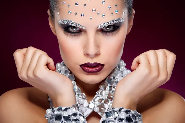 Belle fille avec strass sur le visage — Photo