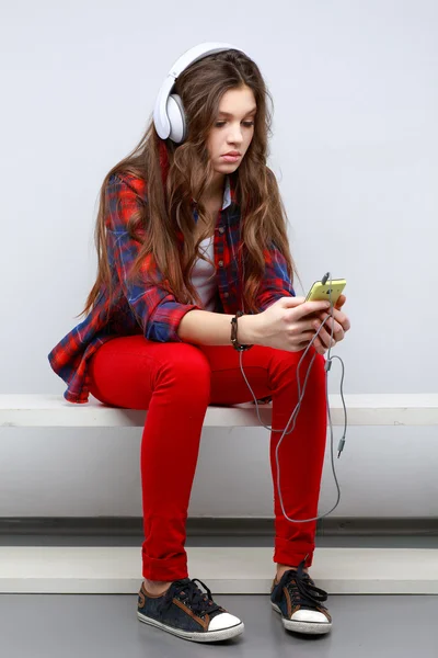 Fille avec écouteurs et smartphone — Photo