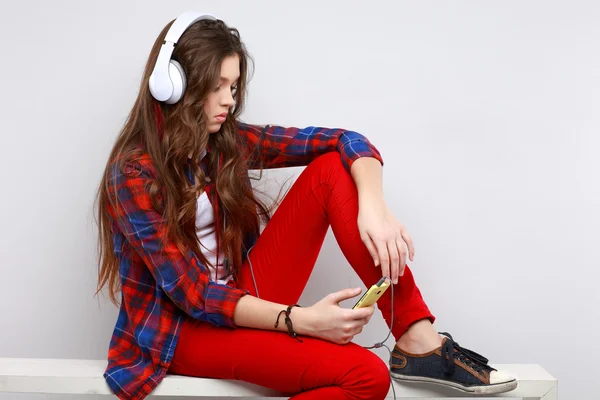 Fille avec écouteurs et smartphone — Photo