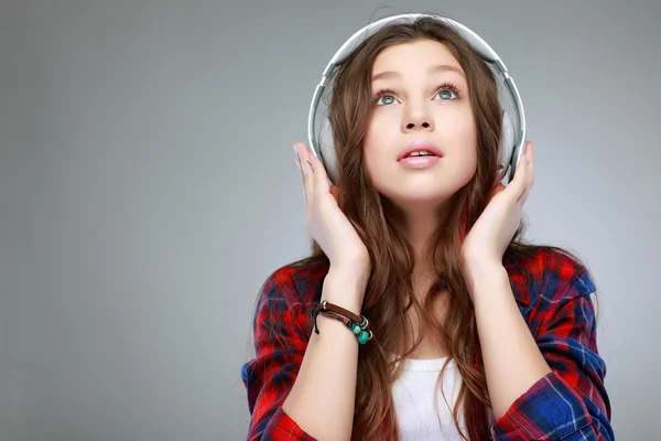 Meisje met koptelefoon luisteren muziek — Stockfoto