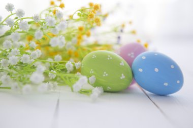 Paskalya yumurta ve çiçekler çerçeve arka plan