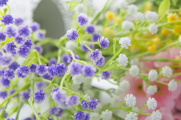 Belo buquê de flores silvestres brilhantes — Fotografia de Stock