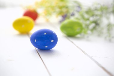 Paskalya yumurta ve çiçekler çerçeve arka plan