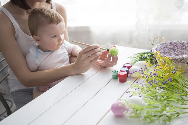 Mother and baby making easter decoration — Stock Photo, Image