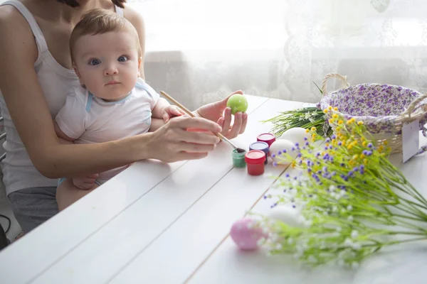 Little toddler boy and his mother decorating Easter egg — Stock Photo, Image
