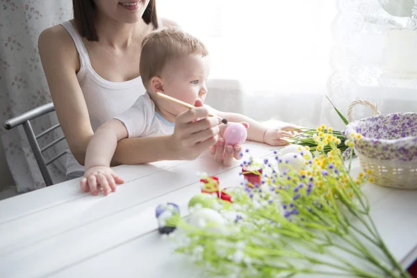 Toddler chłopiec i jego matka dekorowanie jajek wielkanocnych — Zdjęcie stockowe