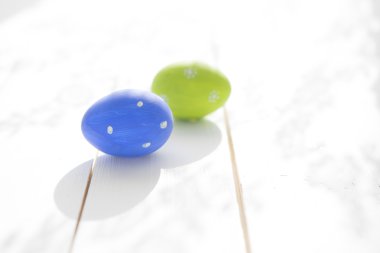 Ahşap arka plan üzerinde iki Paskalya yumurtaları