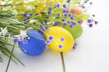 Renkli Paskalya yumurtaları ve çiçekli dallar