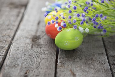 Paskalya yumurta ve çiçekler çerçeve arka plan
