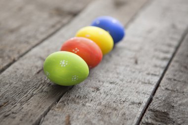 Renkli Paskalya yumurtaları, sığ odak el boyalı