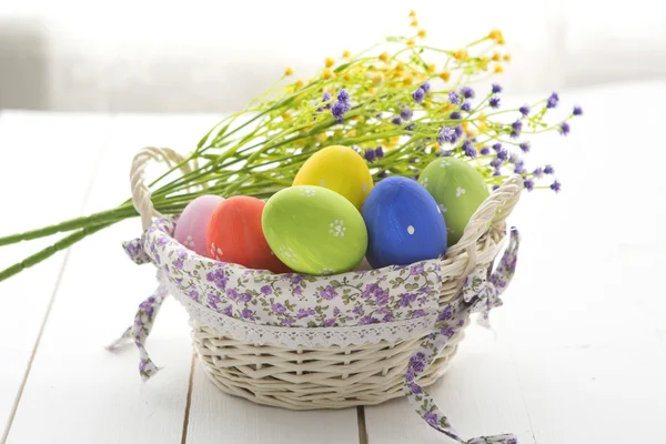 Húsvéti tojás fa deszka a kosár — Stock Fotó